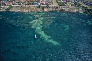 Fig. 1. Drone view of Capo Rizzuto (Torre Nuova). The white trace refers to what remains of possible submerged structures (photo by Fabrizio Mauri).
